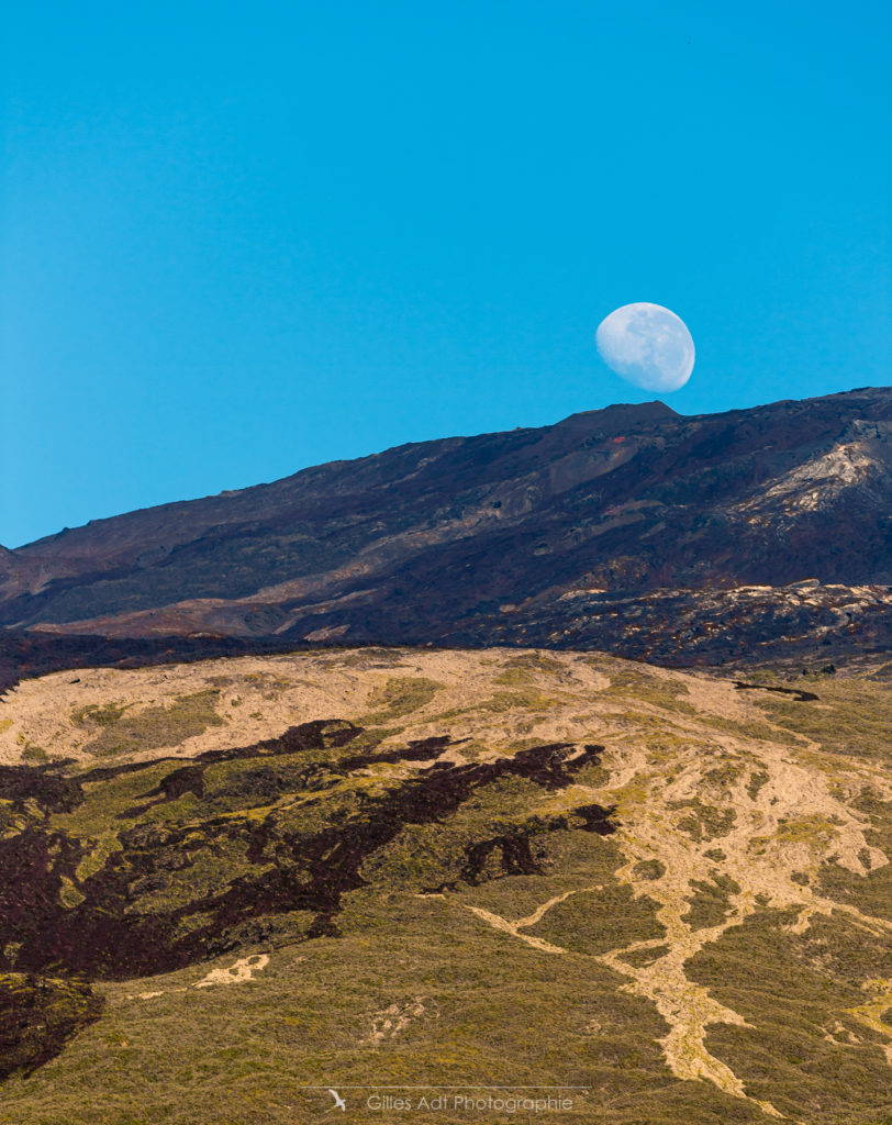 le Papangue, la Lune et le Piton de la Fournaise